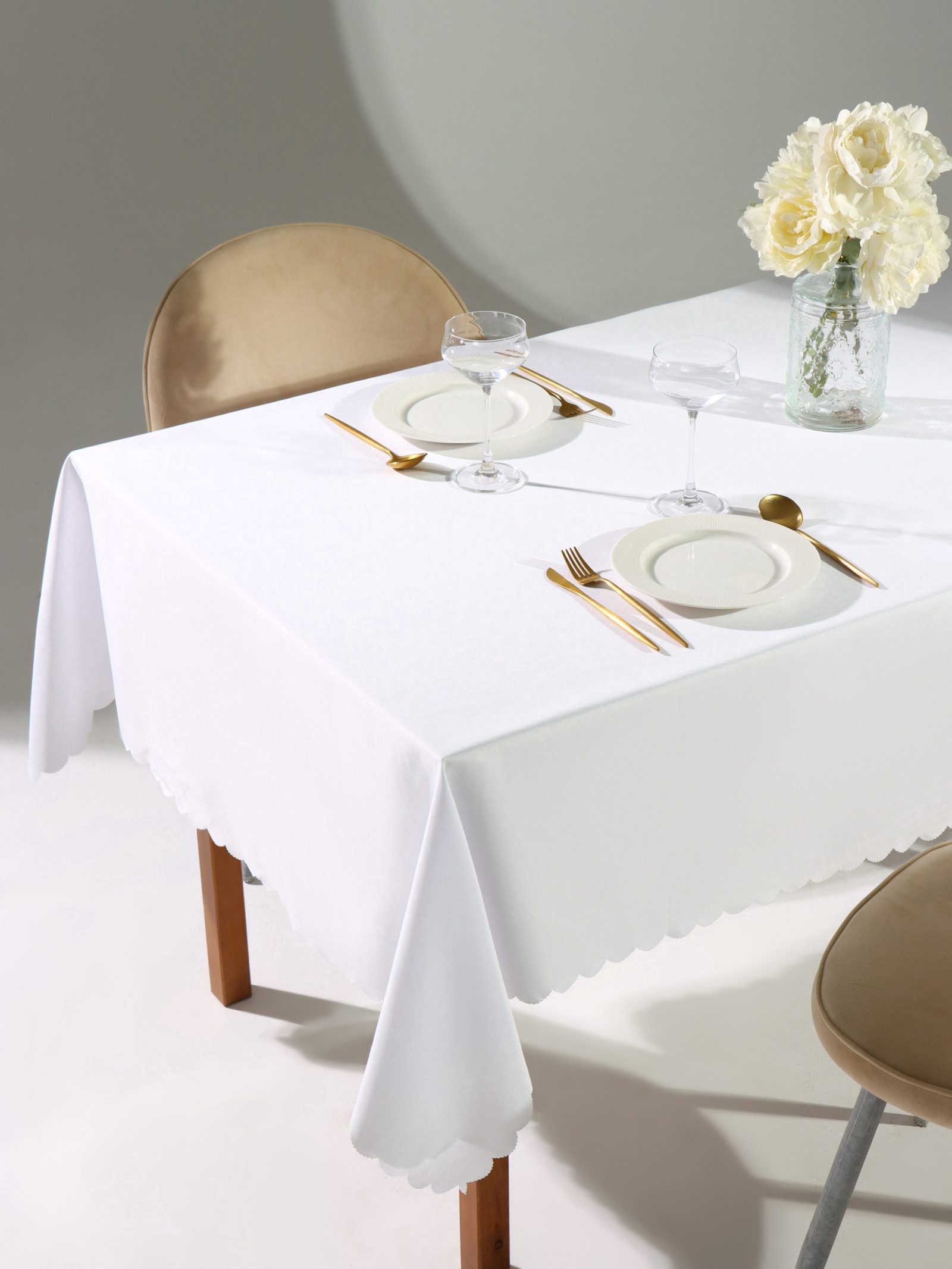 Скатерть прямоугольная 140х180см  белая с кружевным краем.