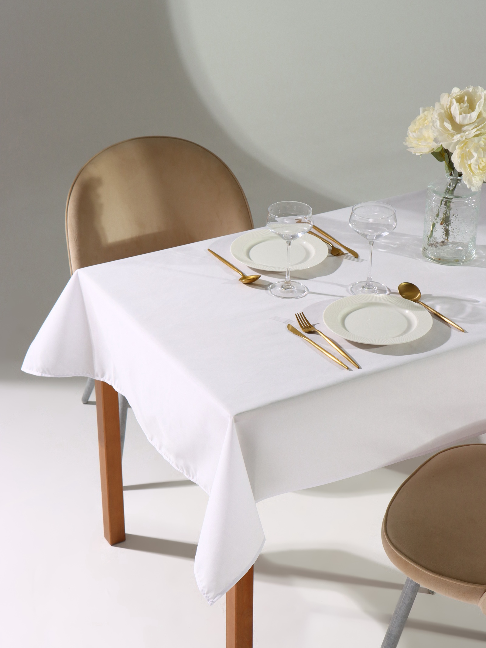 Скатерть прямоугольная 110х140см белая с кружевным краем.