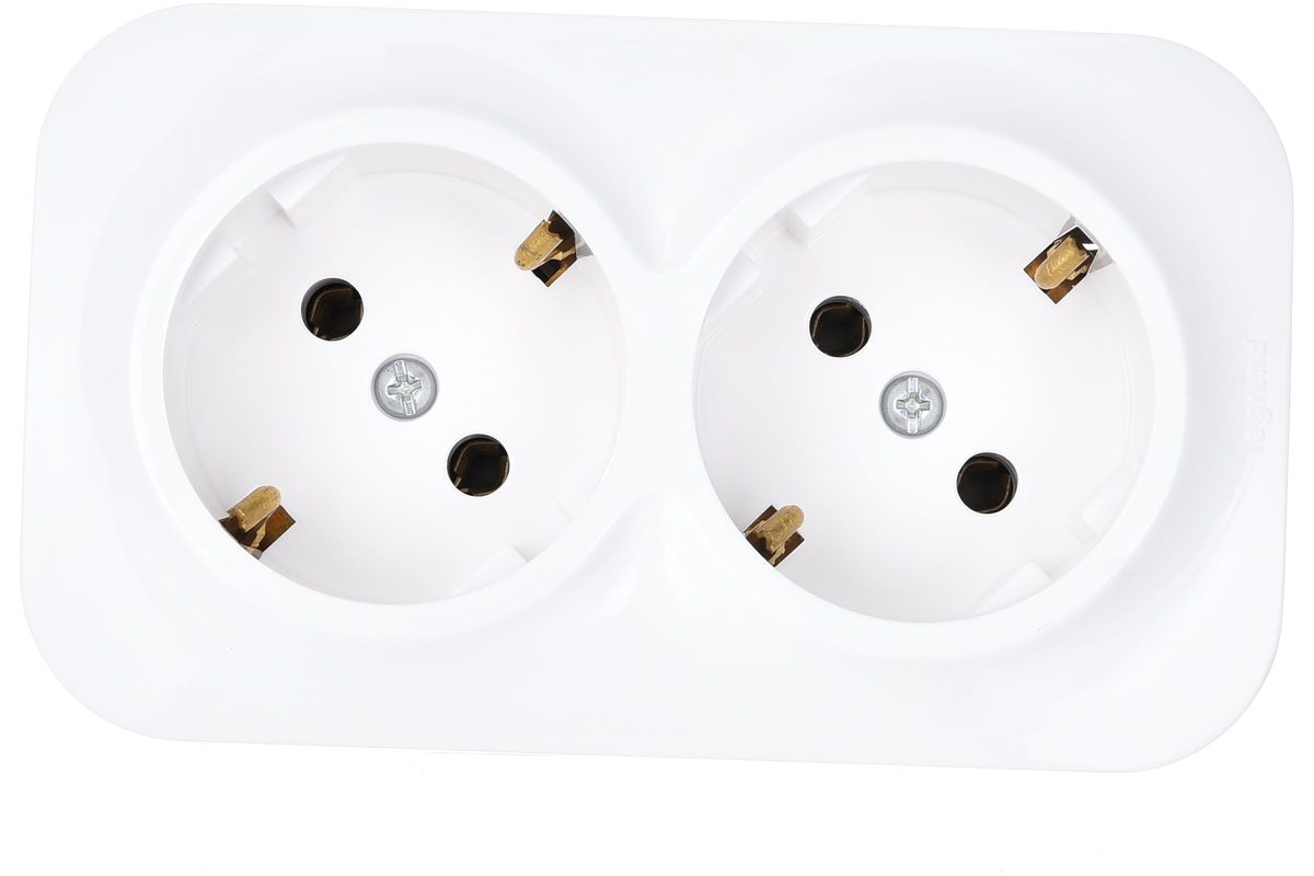 Розетка о/у 2 гнезда с/з и шторками 16А 230В IP20 белая LEGRAND 782237(782223)