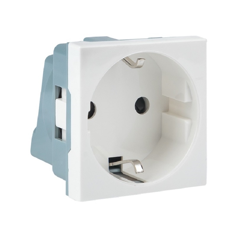 Белый розетка 4-х местная без заземляющих контактов 16А 220В